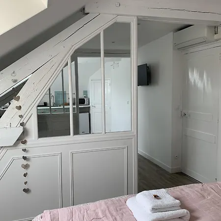 Joussaume Latour Bed and Breakfast 3*