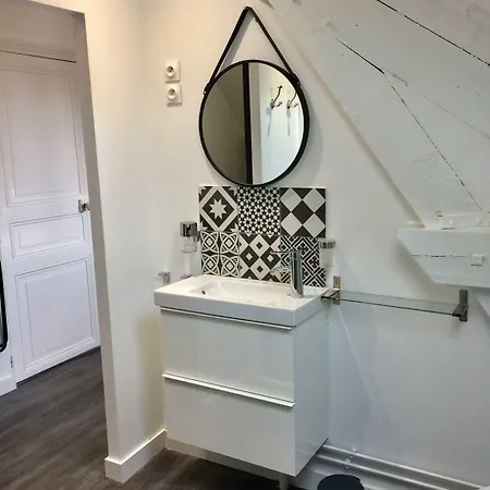 Joussaume Latour Bed & Breakfast 3*