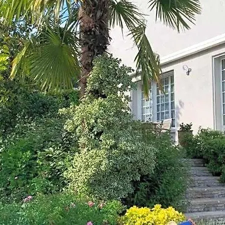 Joussaume Latour Bed & Breakfast 3*