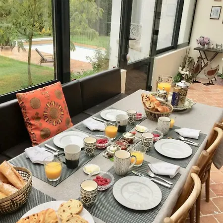 Joussaume Latour לינה וארוחת בוקר